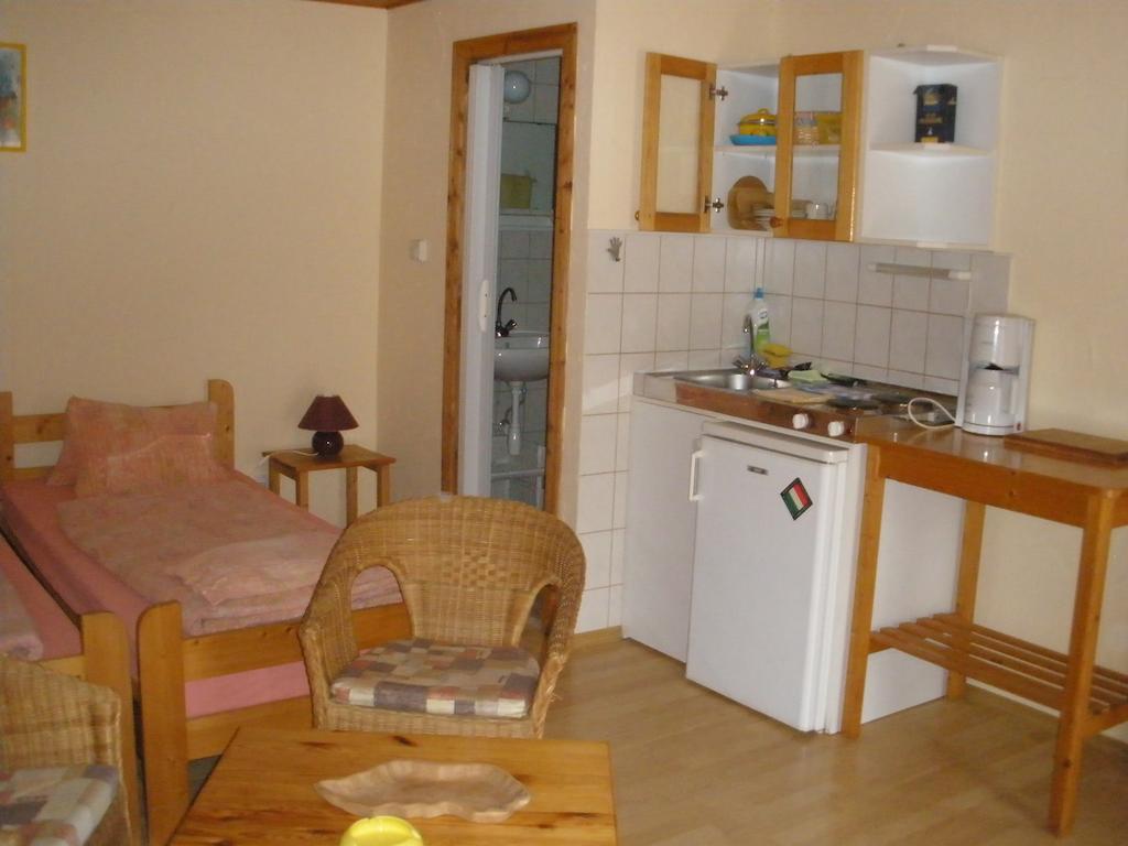 Emilia Apartmanhaz Hévíz Δωμάτιο φωτογραφία