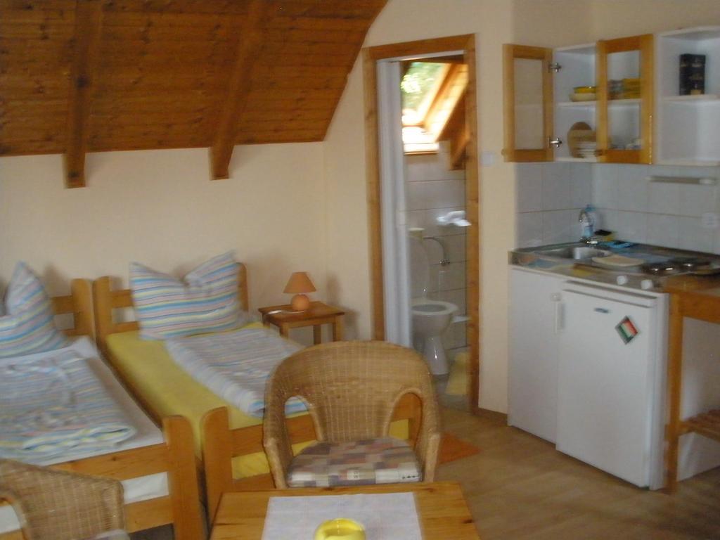 Emilia Apartmanhaz Hévíz Δωμάτιο φωτογραφία