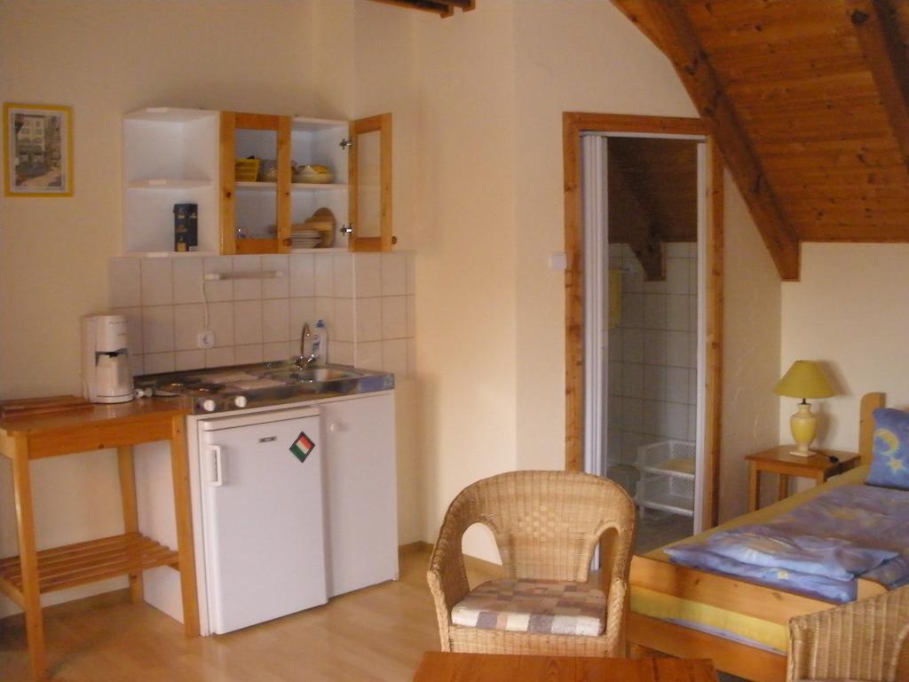 Emilia Apartmanhaz Hévíz Δωμάτιο φωτογραφία